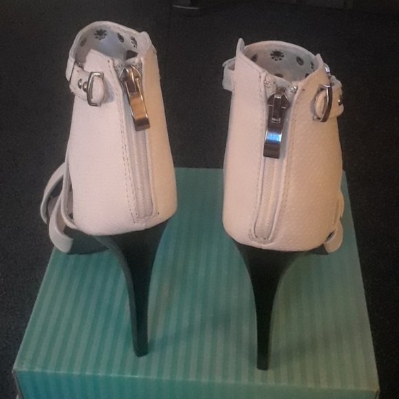 Women's Caged Platform Style Stiletto Heels - Picture 3 of 8